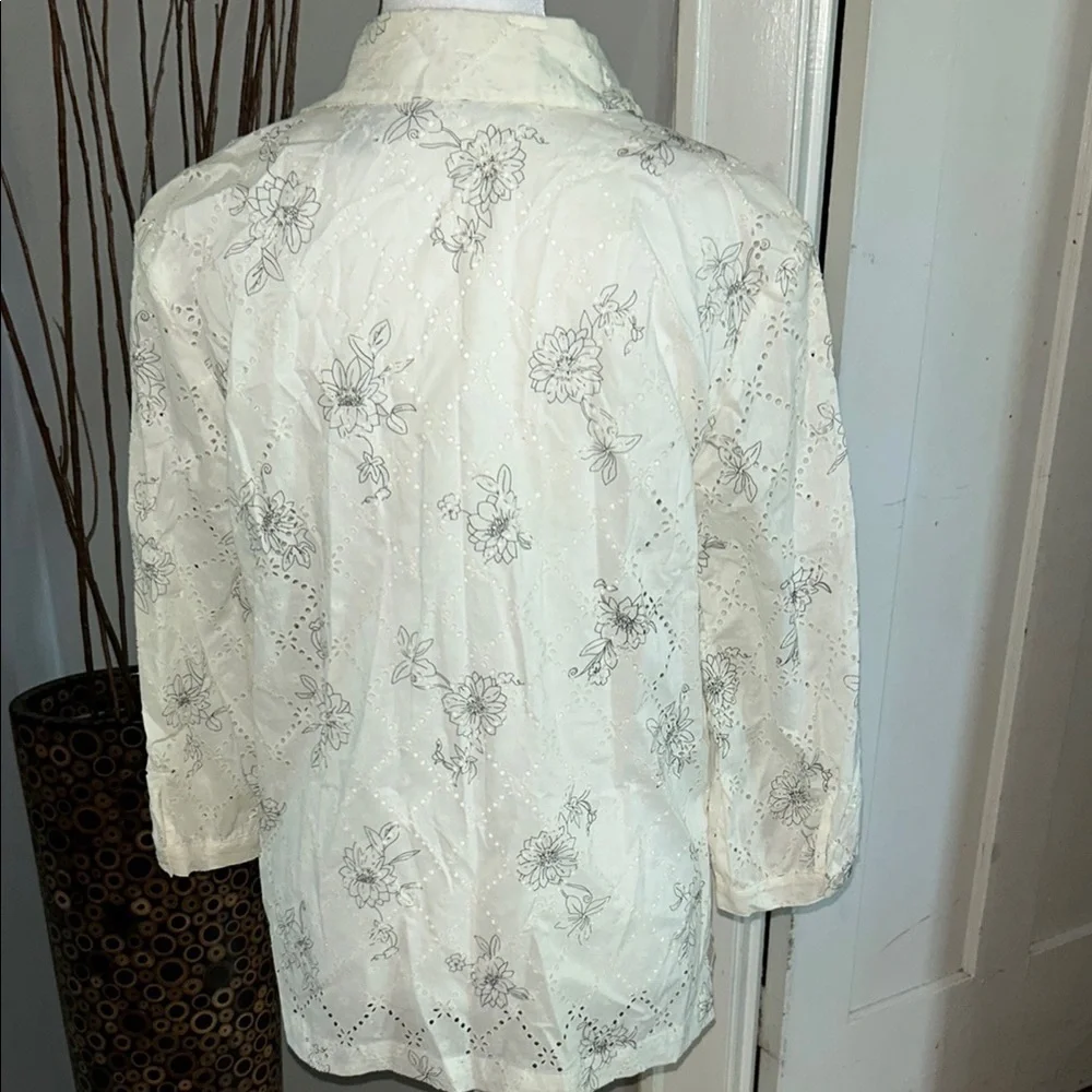 Sag harbor Floral Embroidered Cream Women's Top